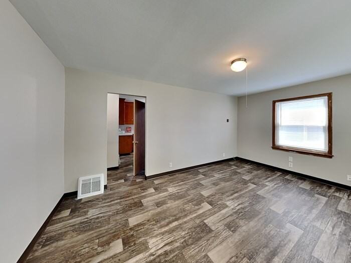 4906 Newton Ave N - Photo 2 of 22