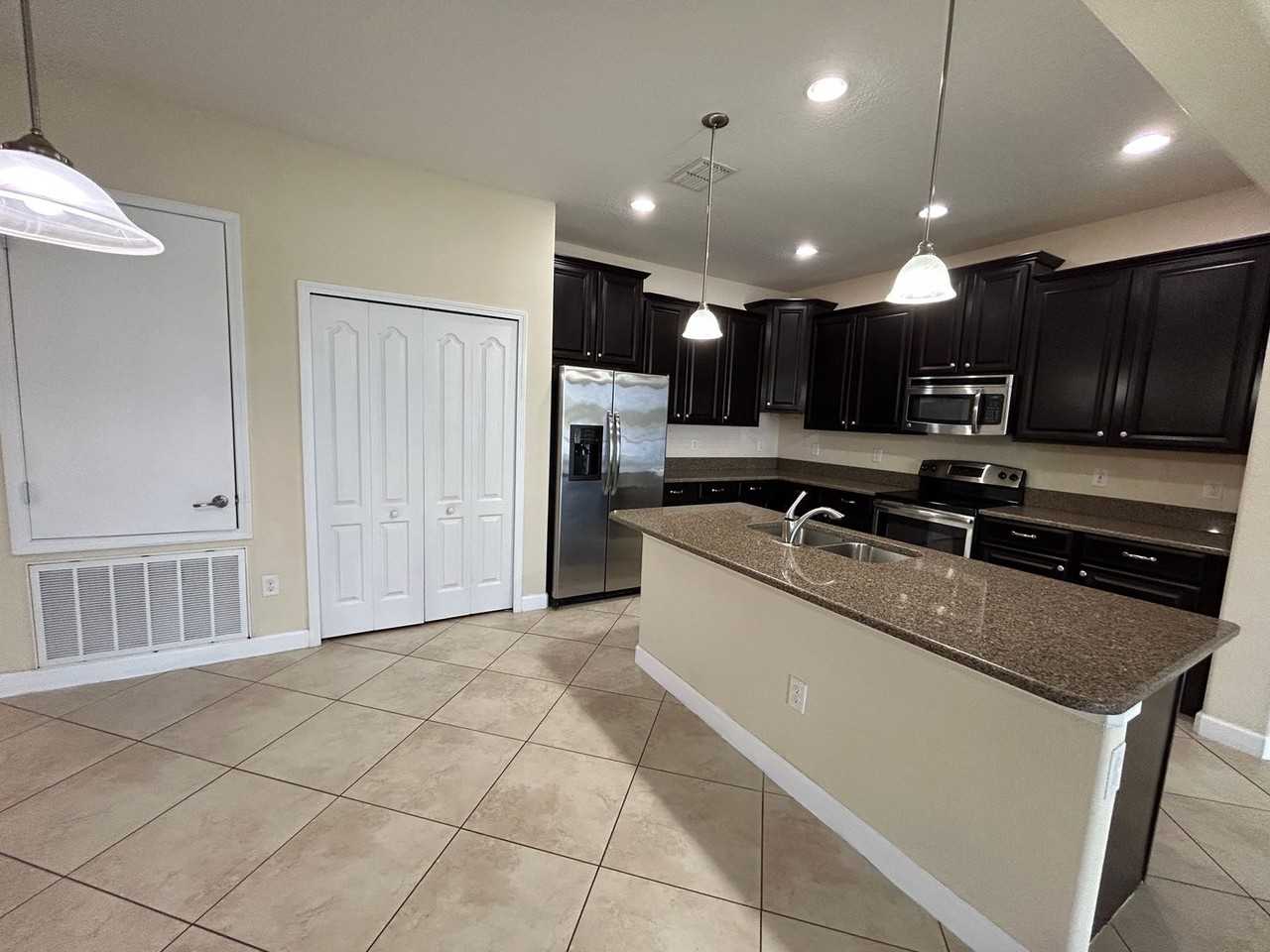 2950 Youngford St - Photo 5 of 15