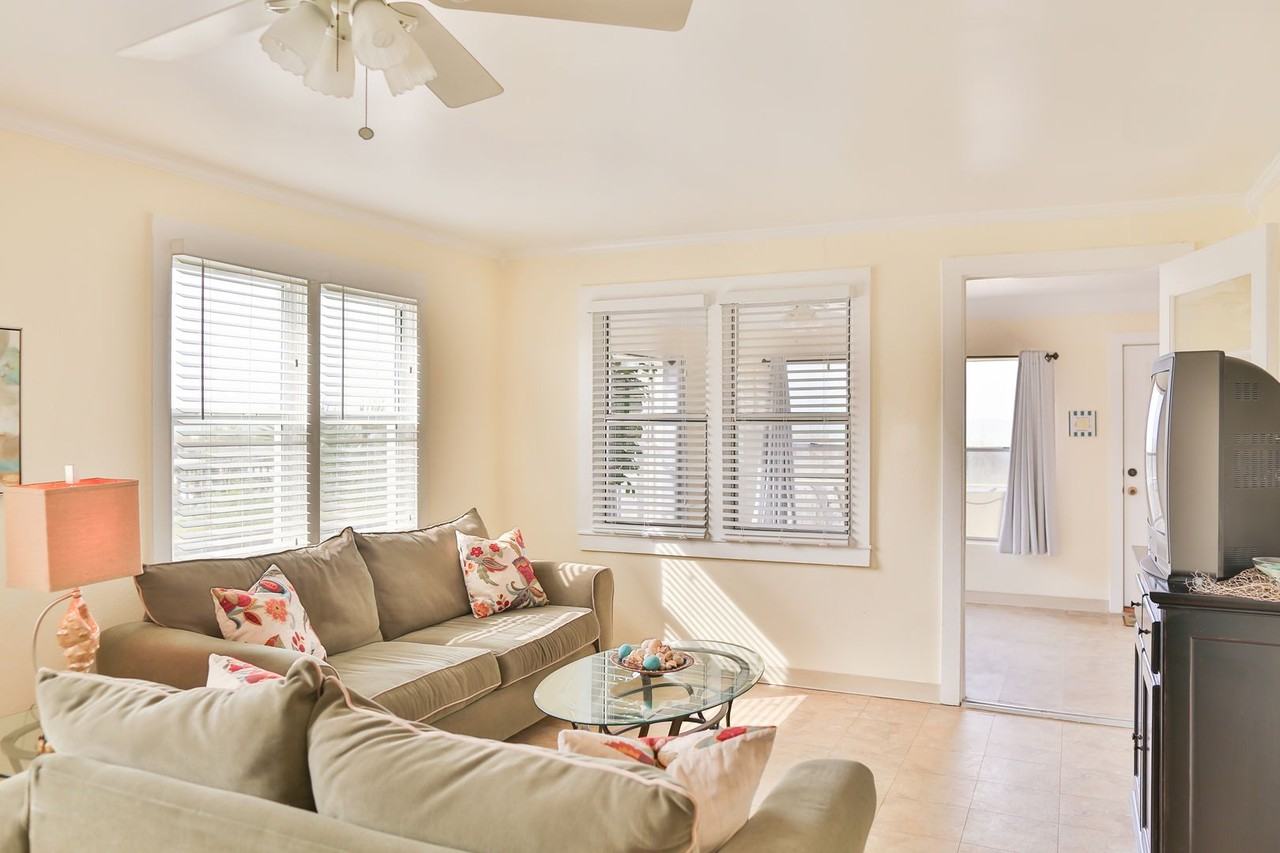 13307 Oleander Dr - Photo 3 of 40