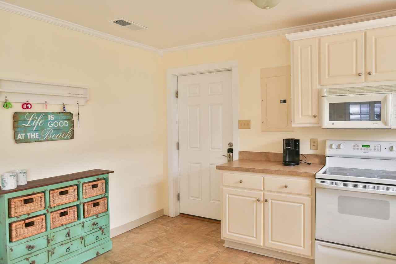 13307 Oleander Dr - Photo 6 of 40