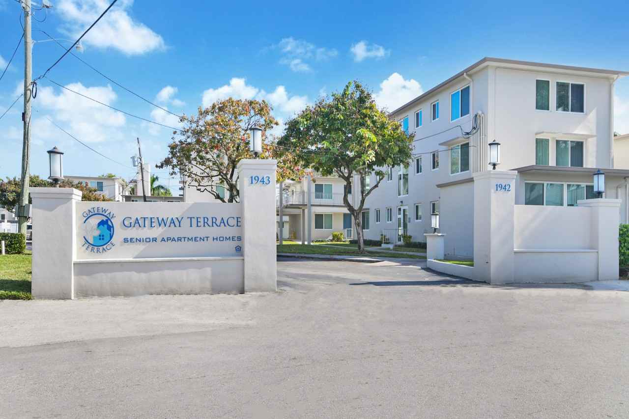 1943 Northeast 6th Court - Photo 2 of 24