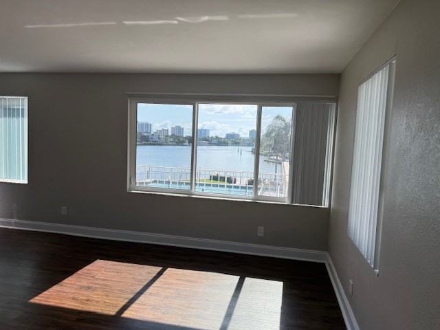 1943 Northeast 6th Court - Photo 5 of 24