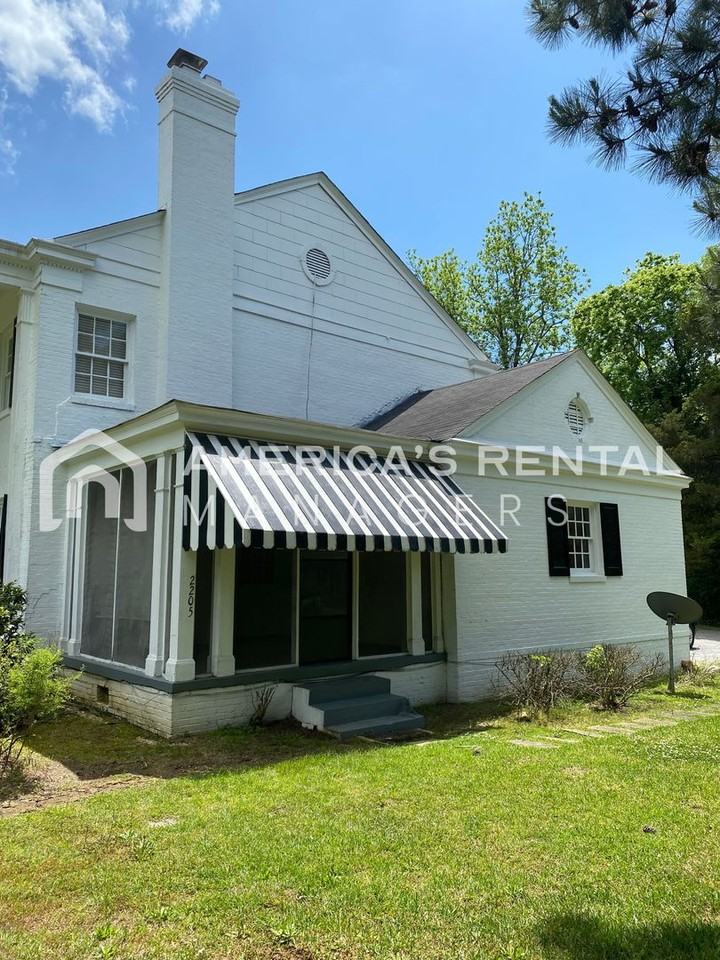 2205 Country Club Dr - Photo 2 of 31