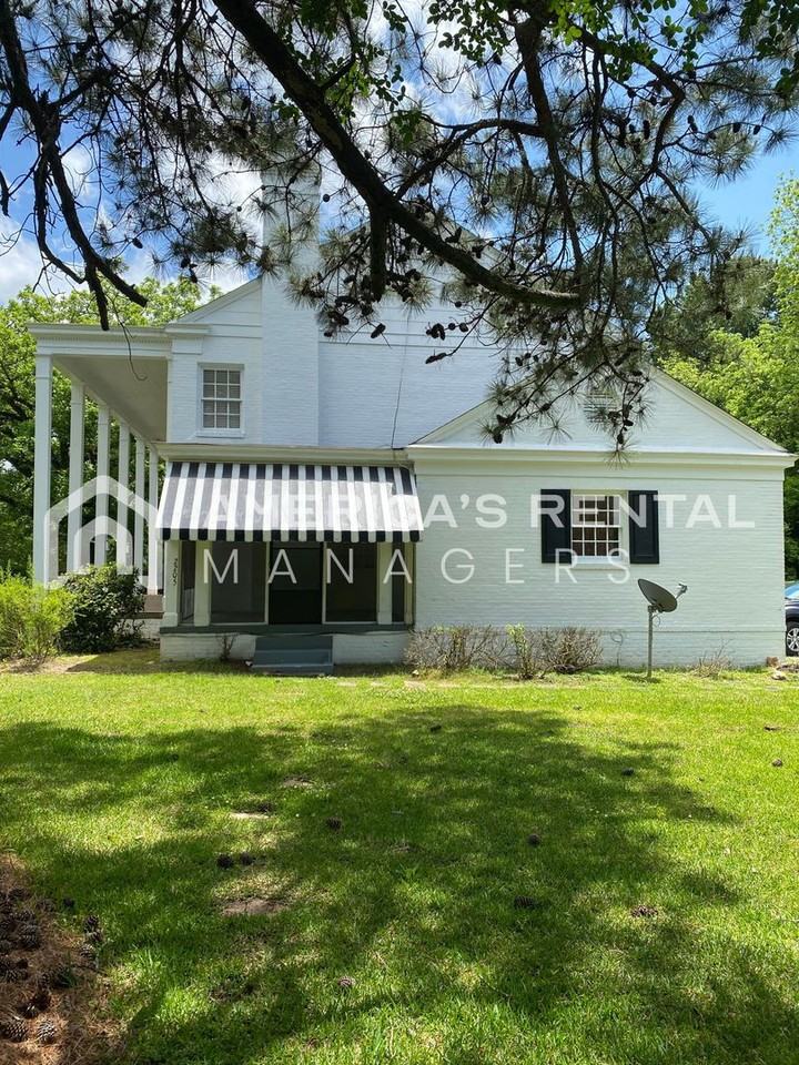 2205 Country Club Dr - Photo 3 of 31