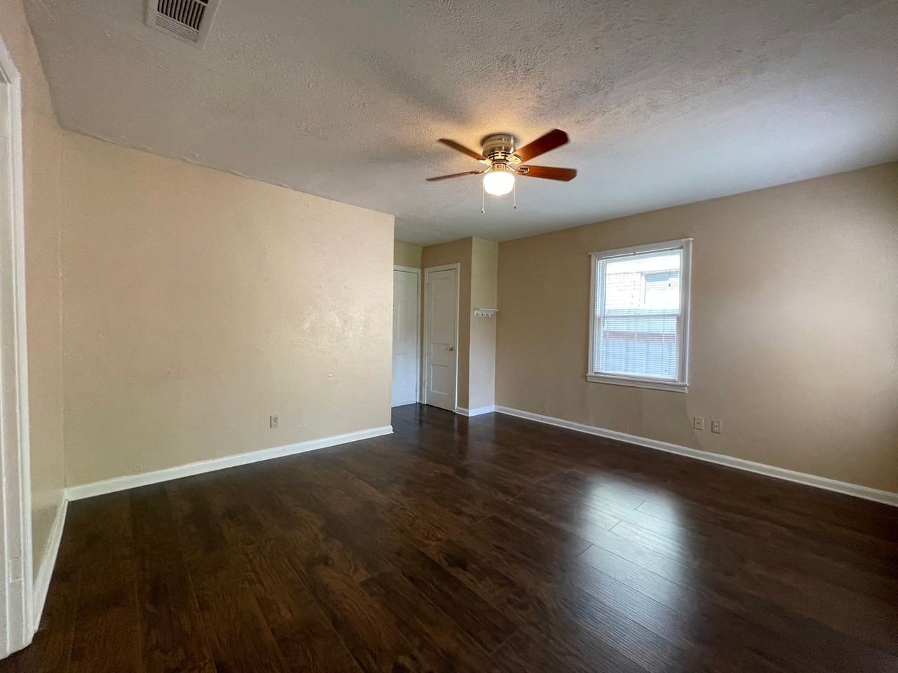 2504 Mission St - Photo 2 of 11