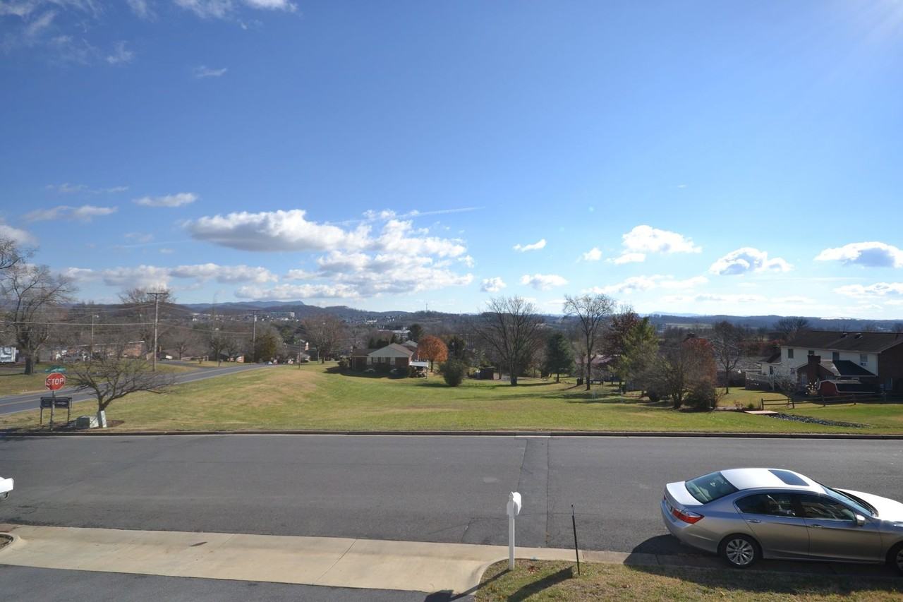 1809 Willow Hill Dr - Photo 2 of 12