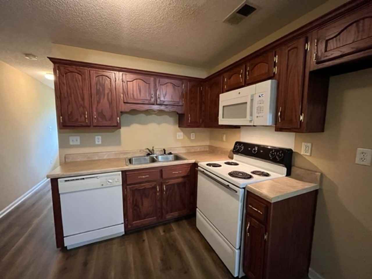 3775 Iron Horse Dr - Photo 3 of 9