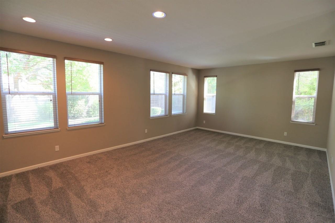 198 Tissot Dr - Photo 3 of 29