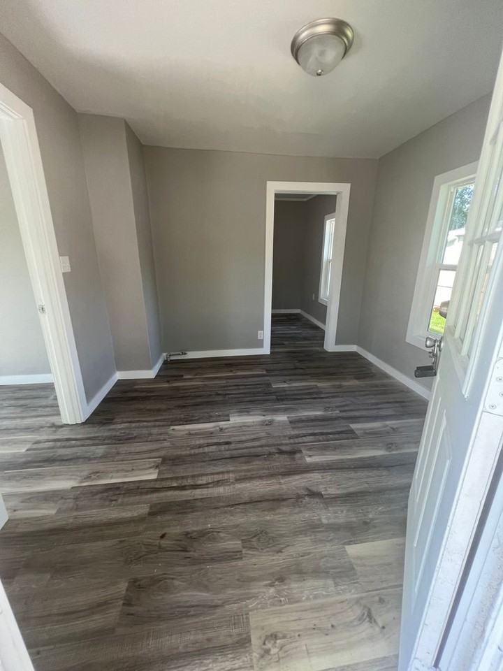 2142 W Chestnut St - Photo 2 of 10