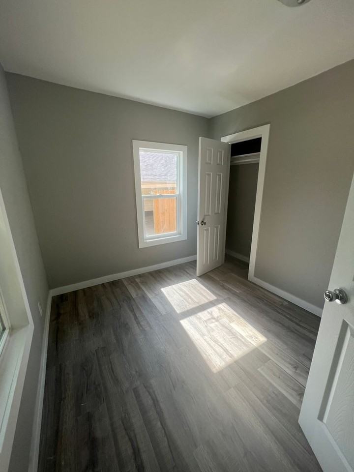 2142 W Chestnut St - Photo 5 of 10