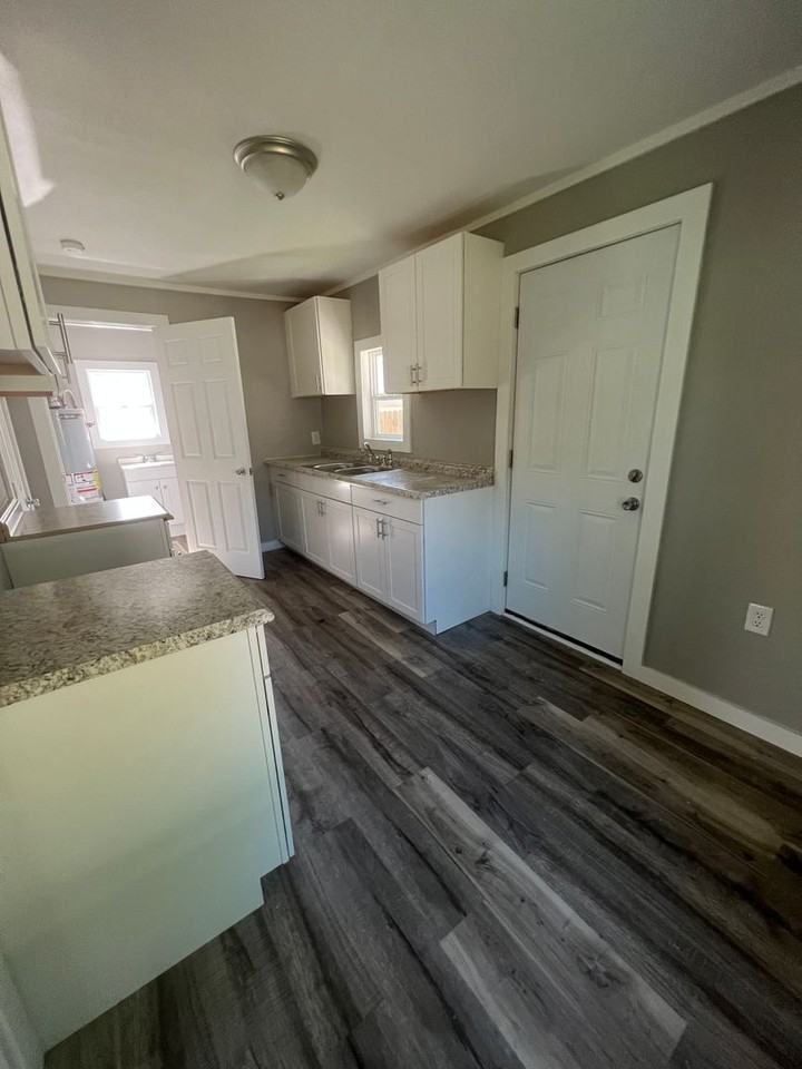 2142 W Chestnut St - Photo 6 of 10