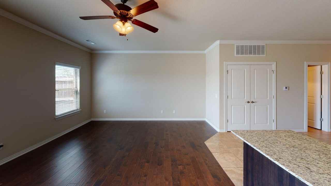 2731 W Shasta Rd - Photo 2 of 11