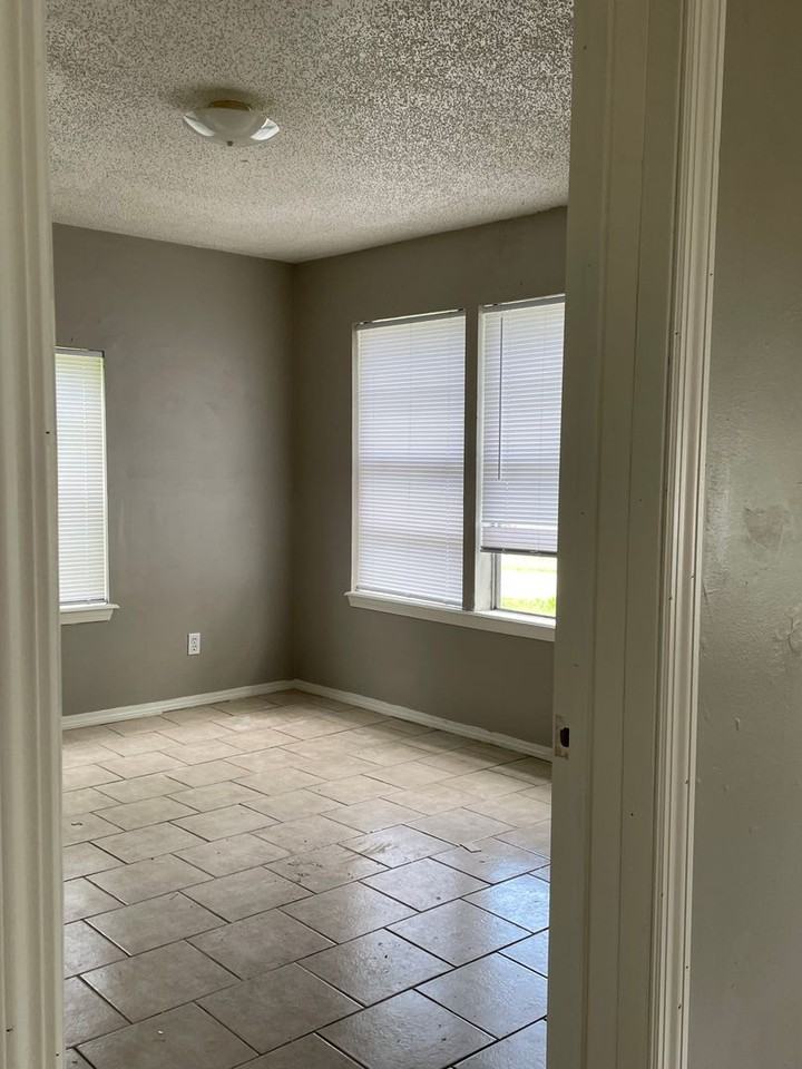 107 Blocker Ave - Photo 3 of 4