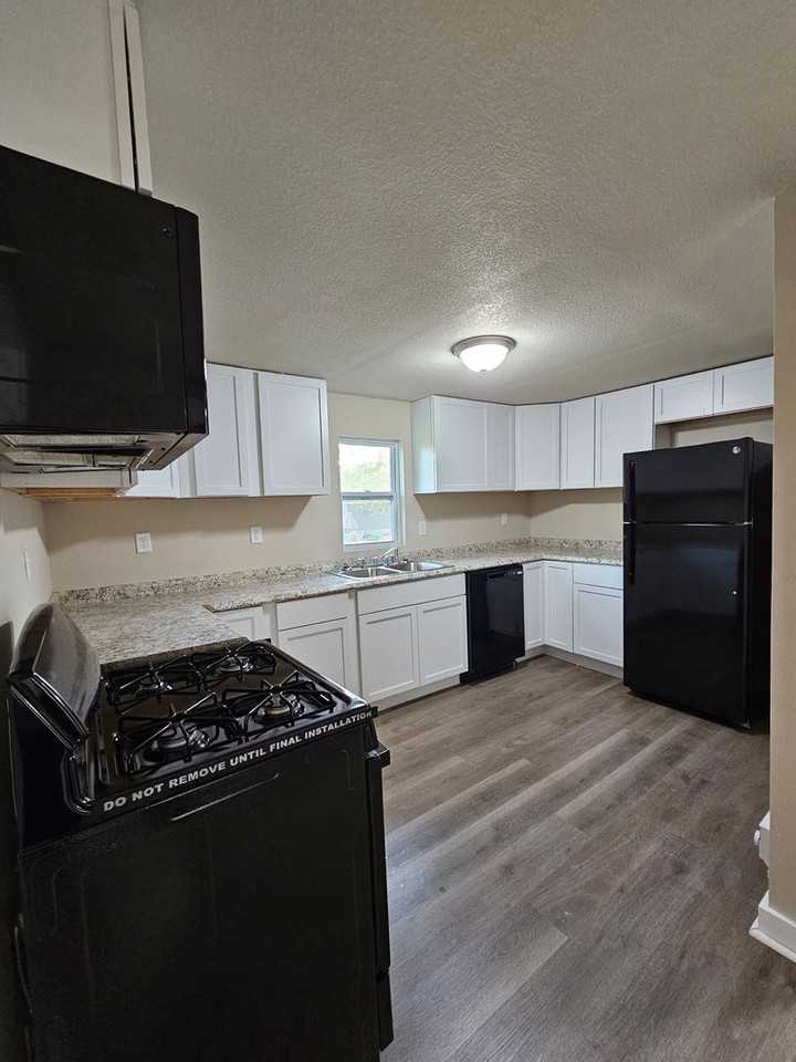 806 N Roche St - Photo 2 of 13