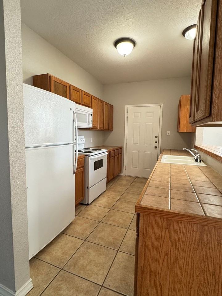 126 Sandstone Dr - Photo 3 of 10