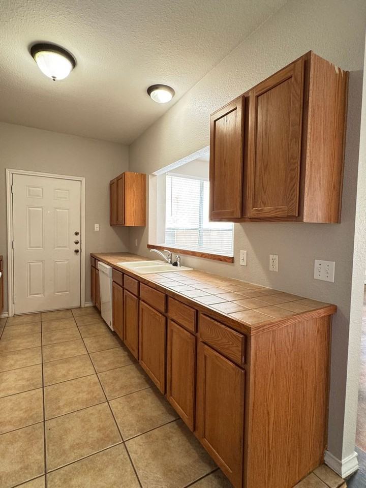 126 Sandstone Dr - Photo 4 of 10