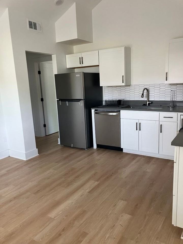 717 N 9th St #B - Photo 2 of 12