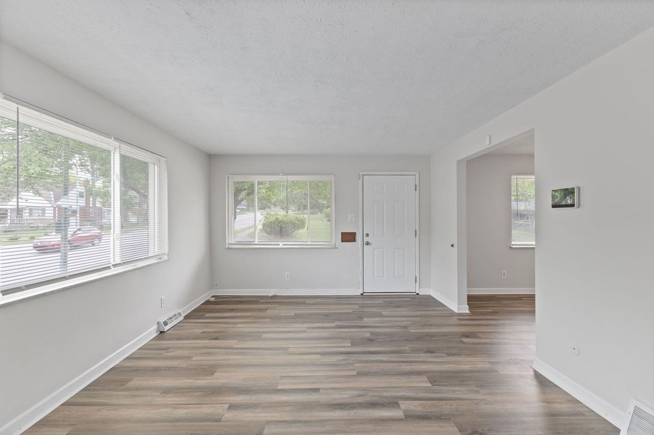 1106 Hollywood Ave - Photo 2 of 31