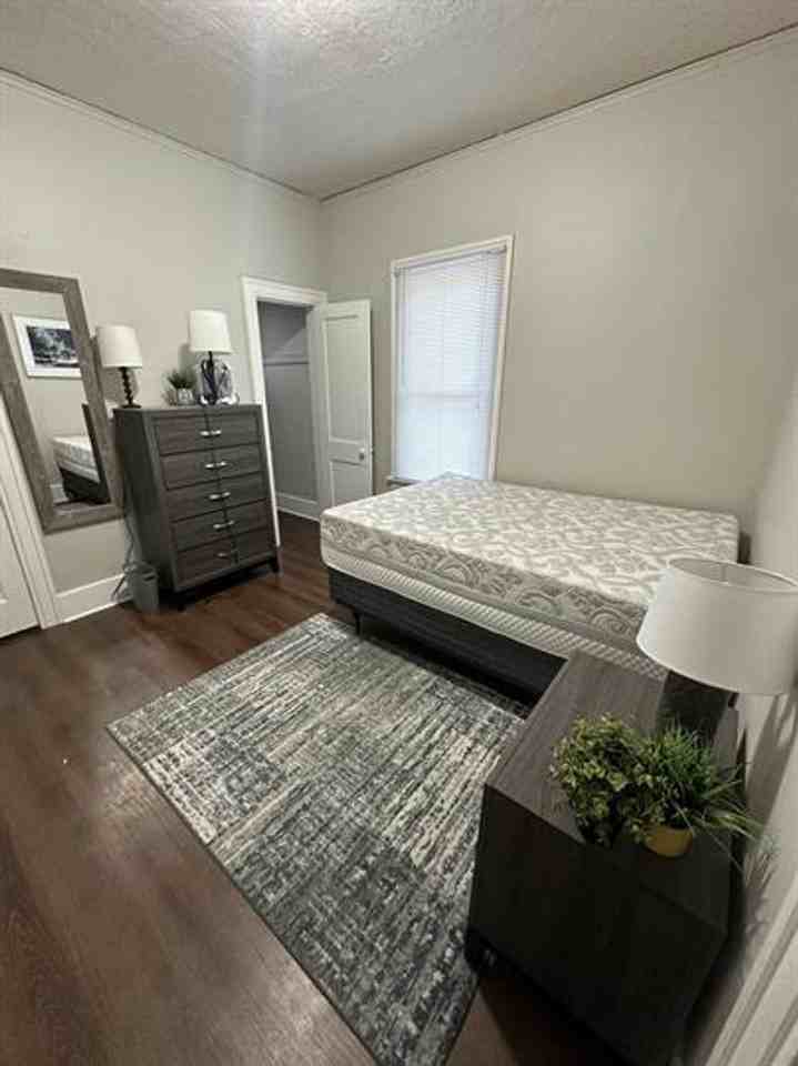 704 N Lincoln Ave - Photo 3 of 5