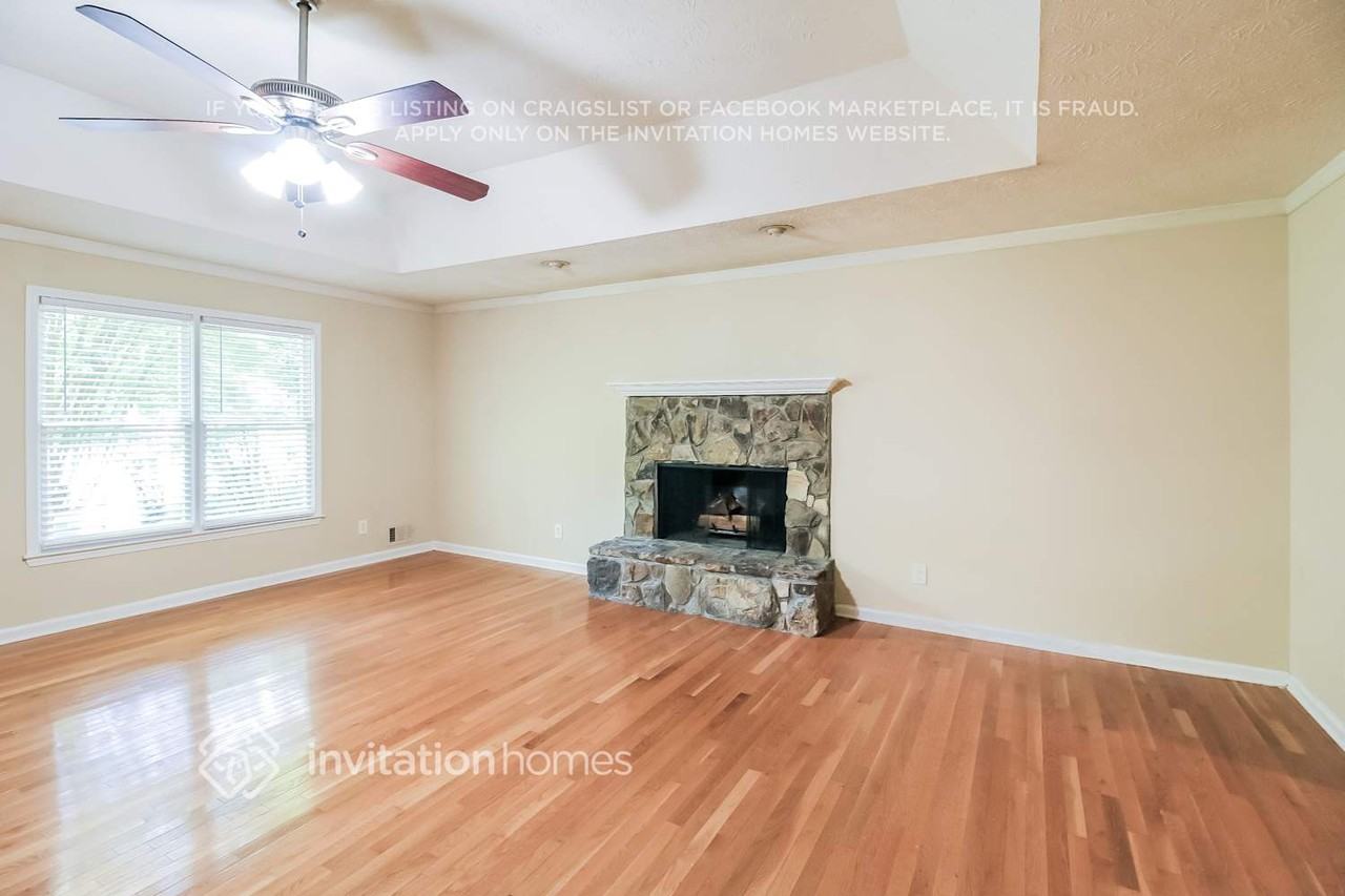 321 Sherwood Cir Se - Photo 5 of 16