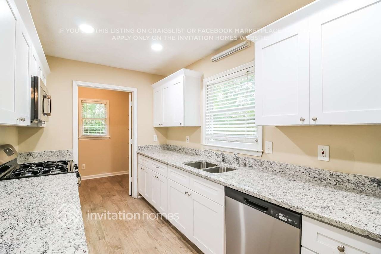 321 Sherwood Cir Se - Photo 7 of 16