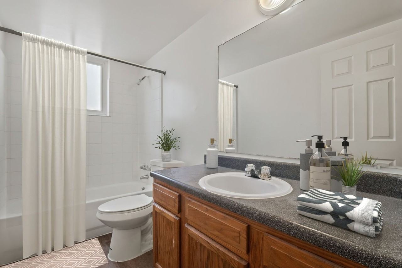 Pembrook Manor - Photo 6 of 23