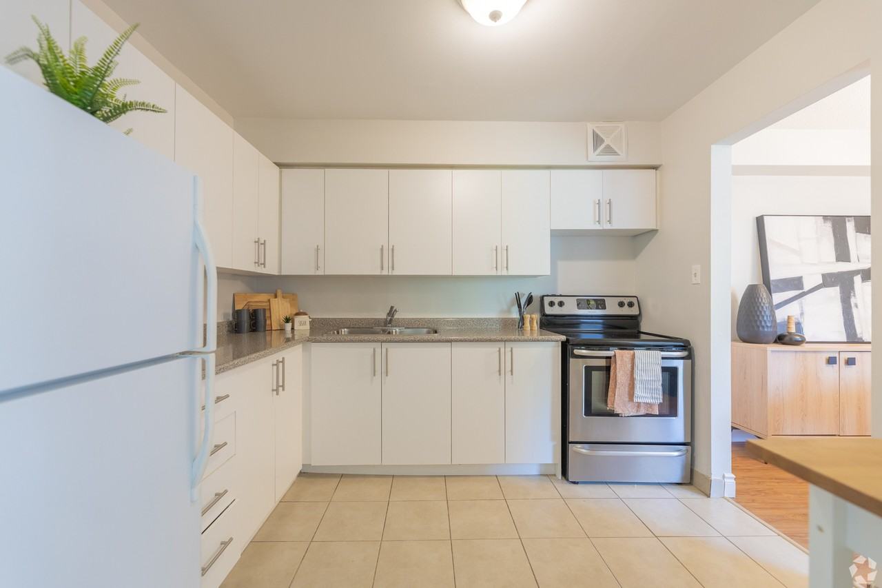 75 and 77 Huron Heights Dr, Newmarket, ON - Photo 5 of 16