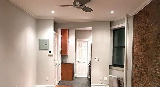 E 10th St #2B - Photo 2 of 6