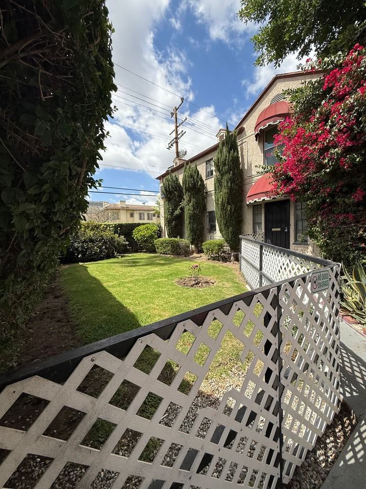 Blake Manor - Photo 4 of 13