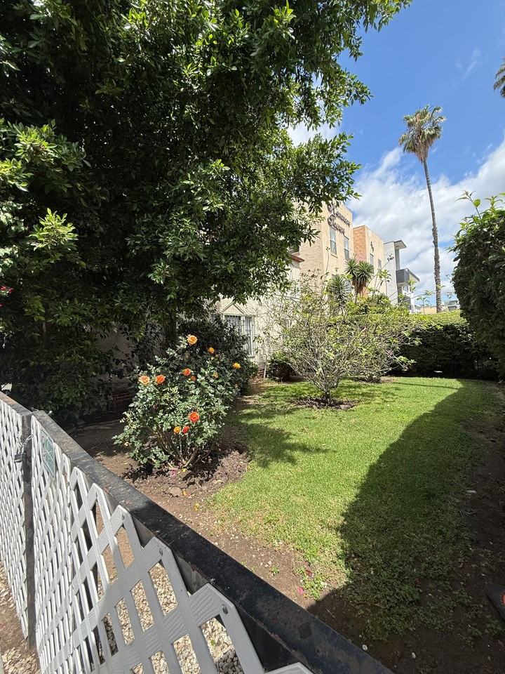 Blake Manor - Photo 5 of 13