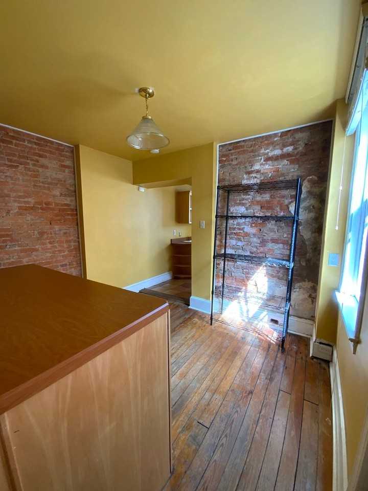 137 E New St - Photo 2 of 25