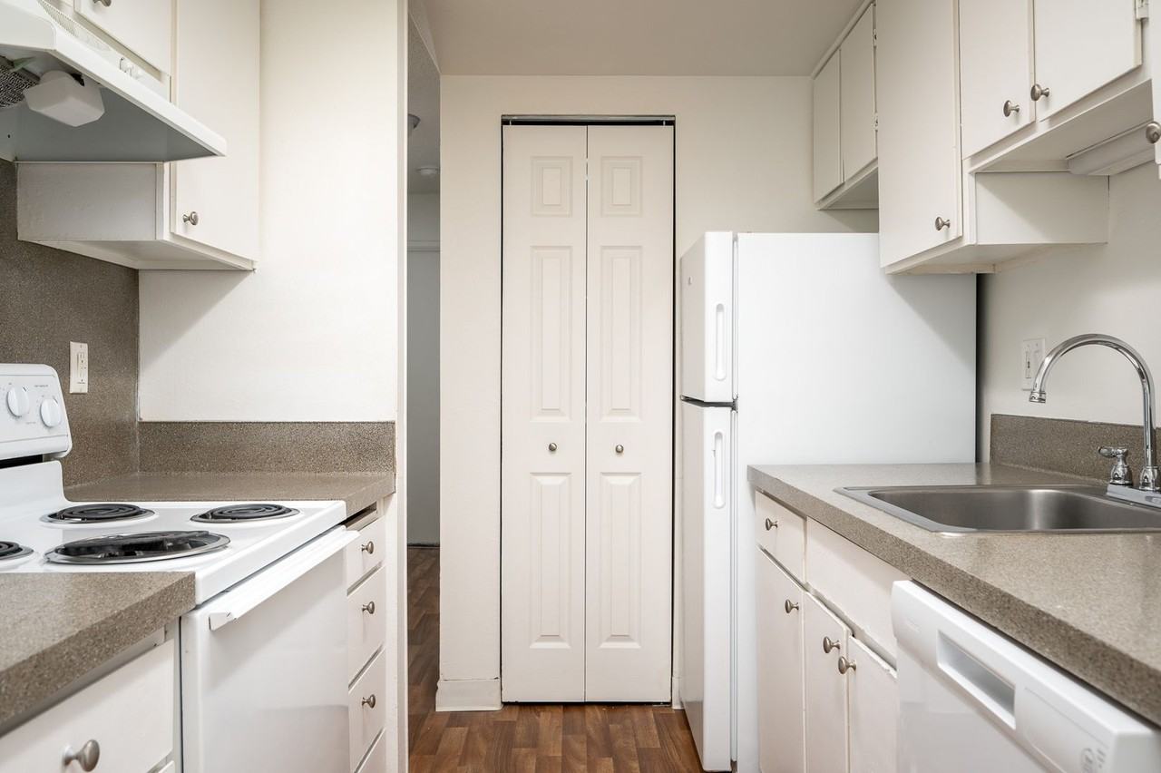 #304 EDGEWOOD MANOR - Photo 6 of 6