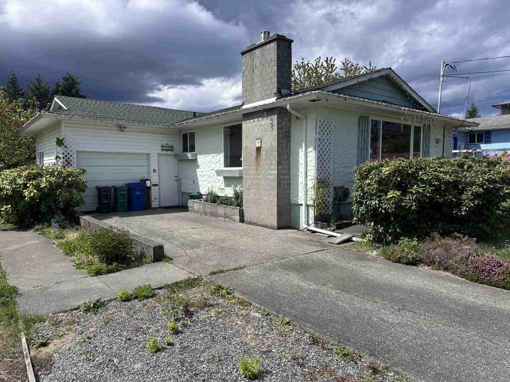 2184 Lark Cres #1 - Photo 2 of 20