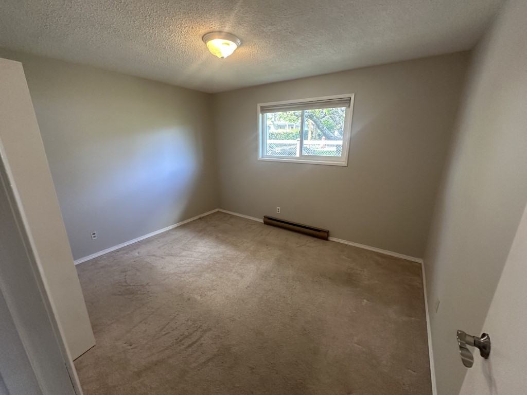 2184 Lark Cres #1 - Photo 4 of 20