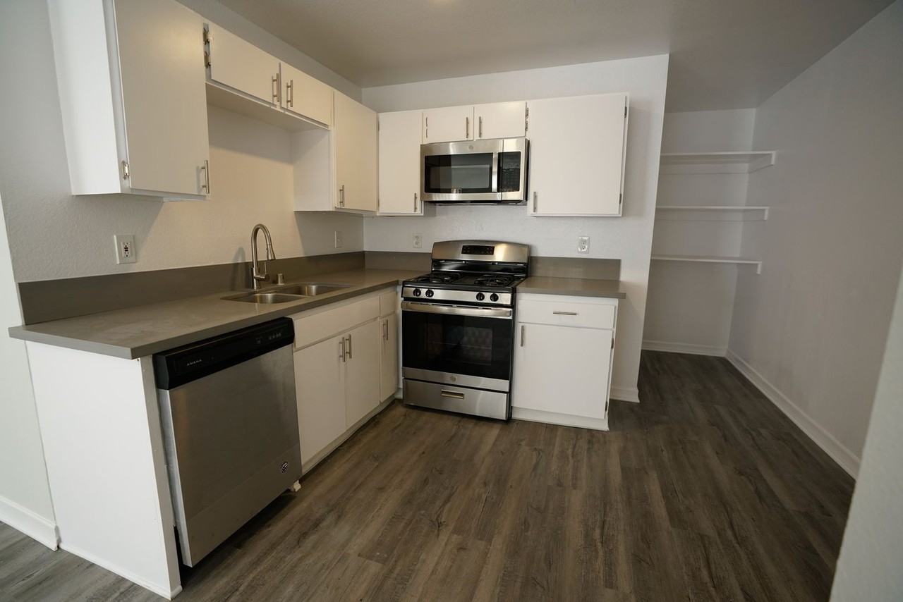 226 South Serrano - Photo 6 of 38