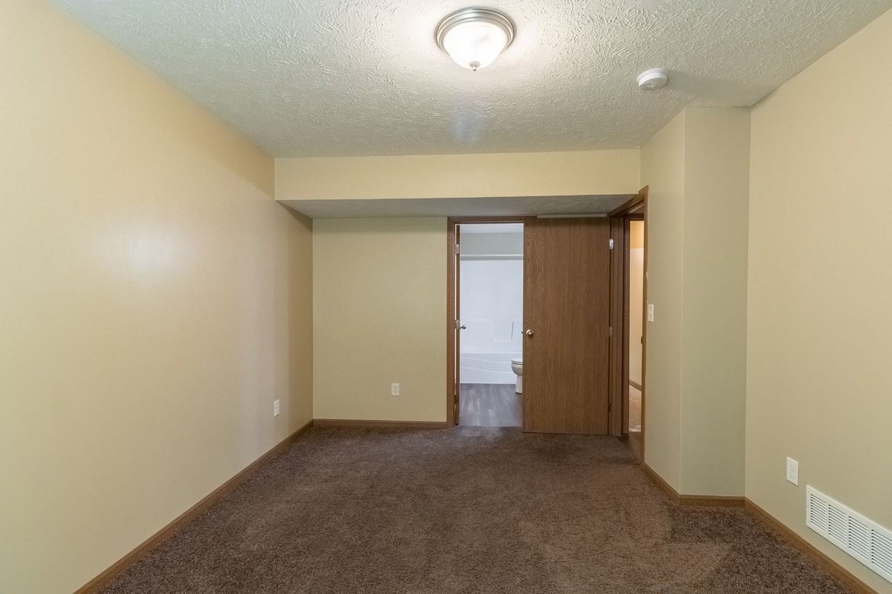 2849 W Rose St - Photo 6 of 24