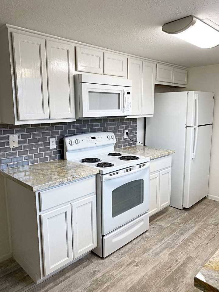 2700 N 16th St #26 - Photo 3 of 11