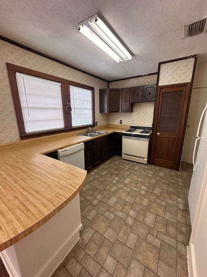 342 Prospect St - Photo 4 of 8