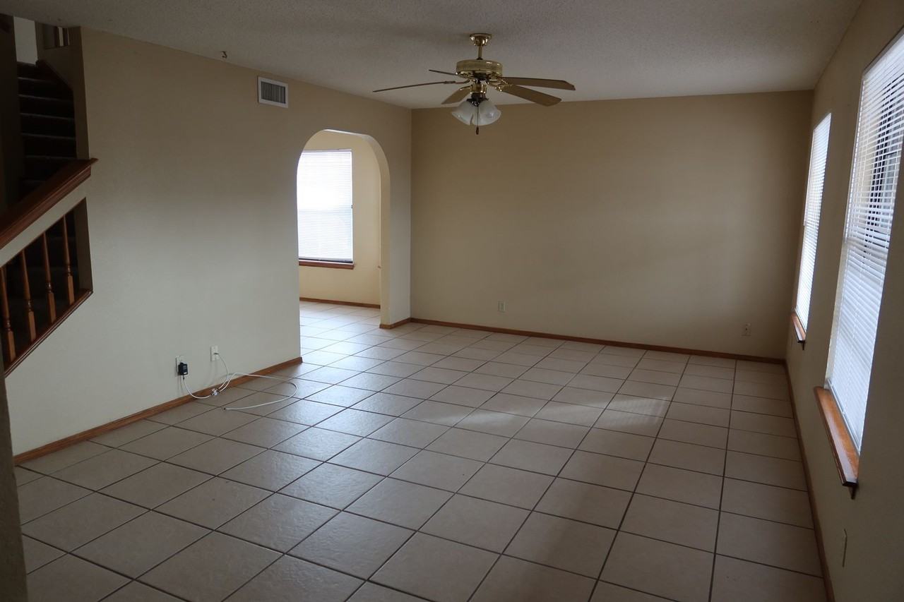 1137 W Bend Ln - Photo 2 of 32