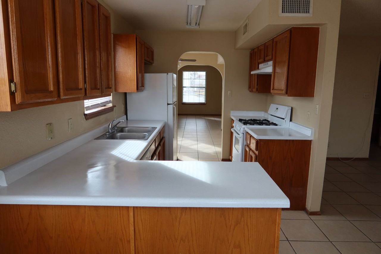 1137 W Bend Ln - Photo 3 of 32