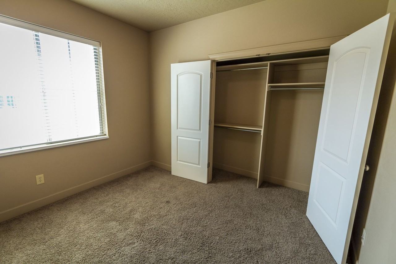 952 W 965 N - Photo 5 of 9