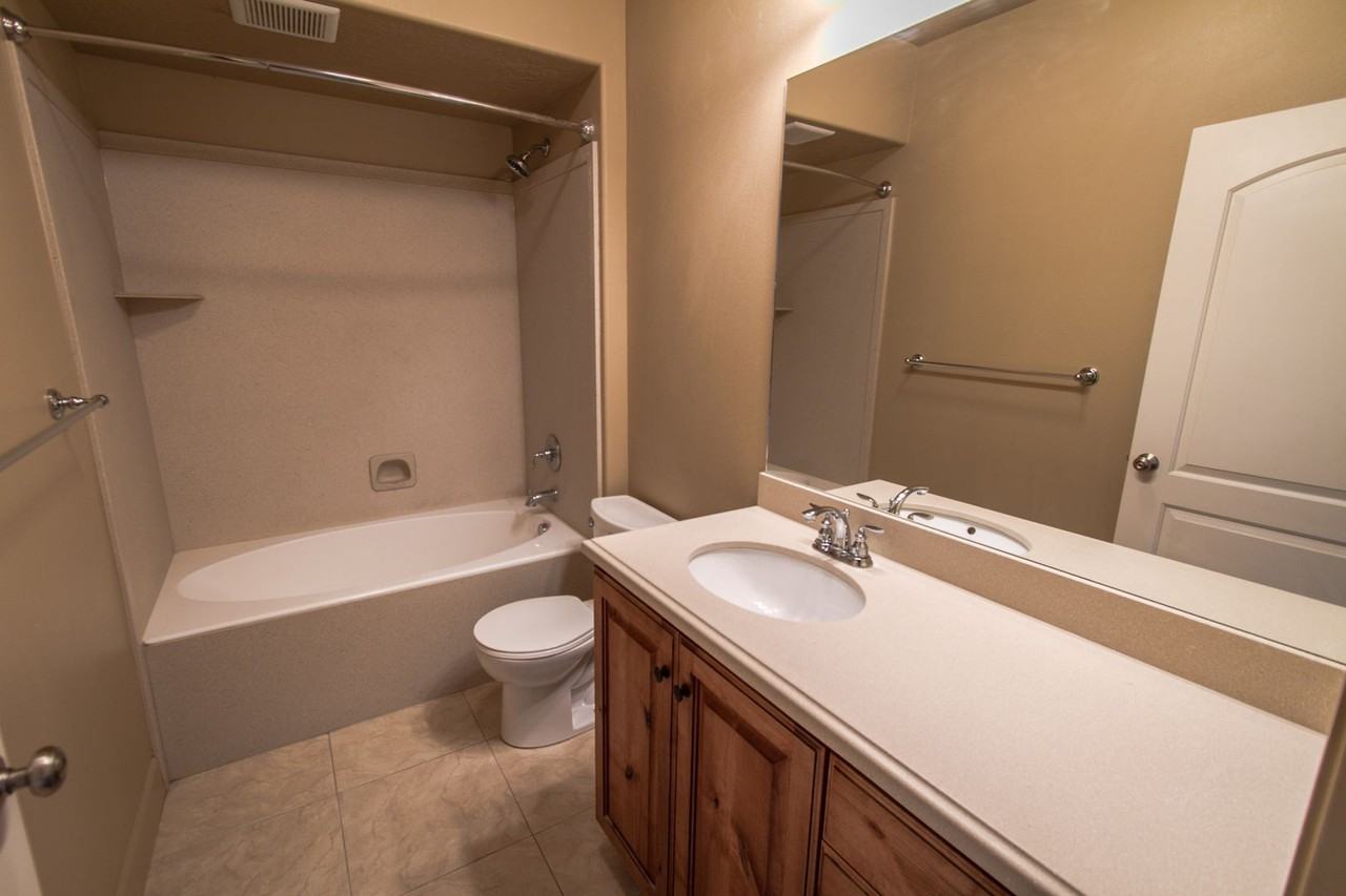 952 W 965 N - Photo 6 of 9