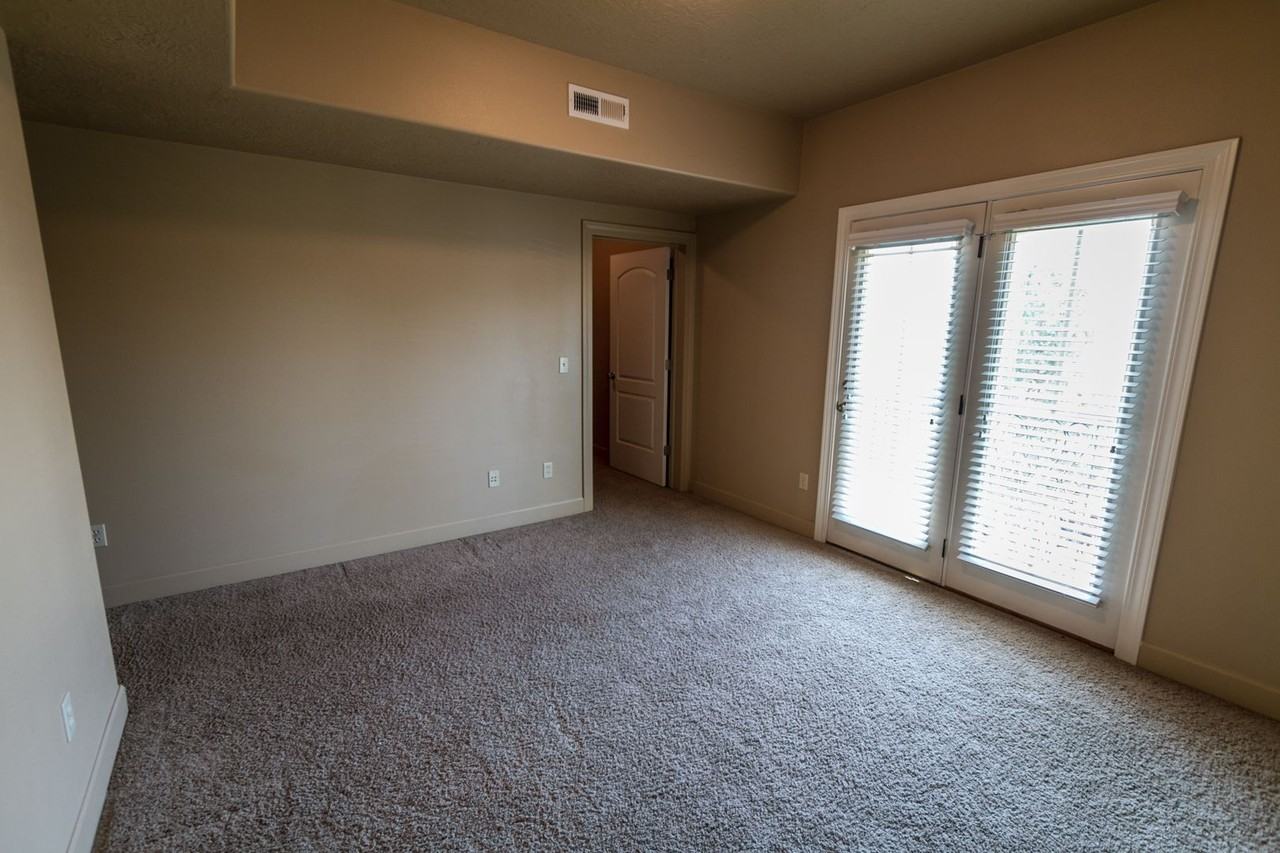 952 W 965 N - Photo 7 of 9