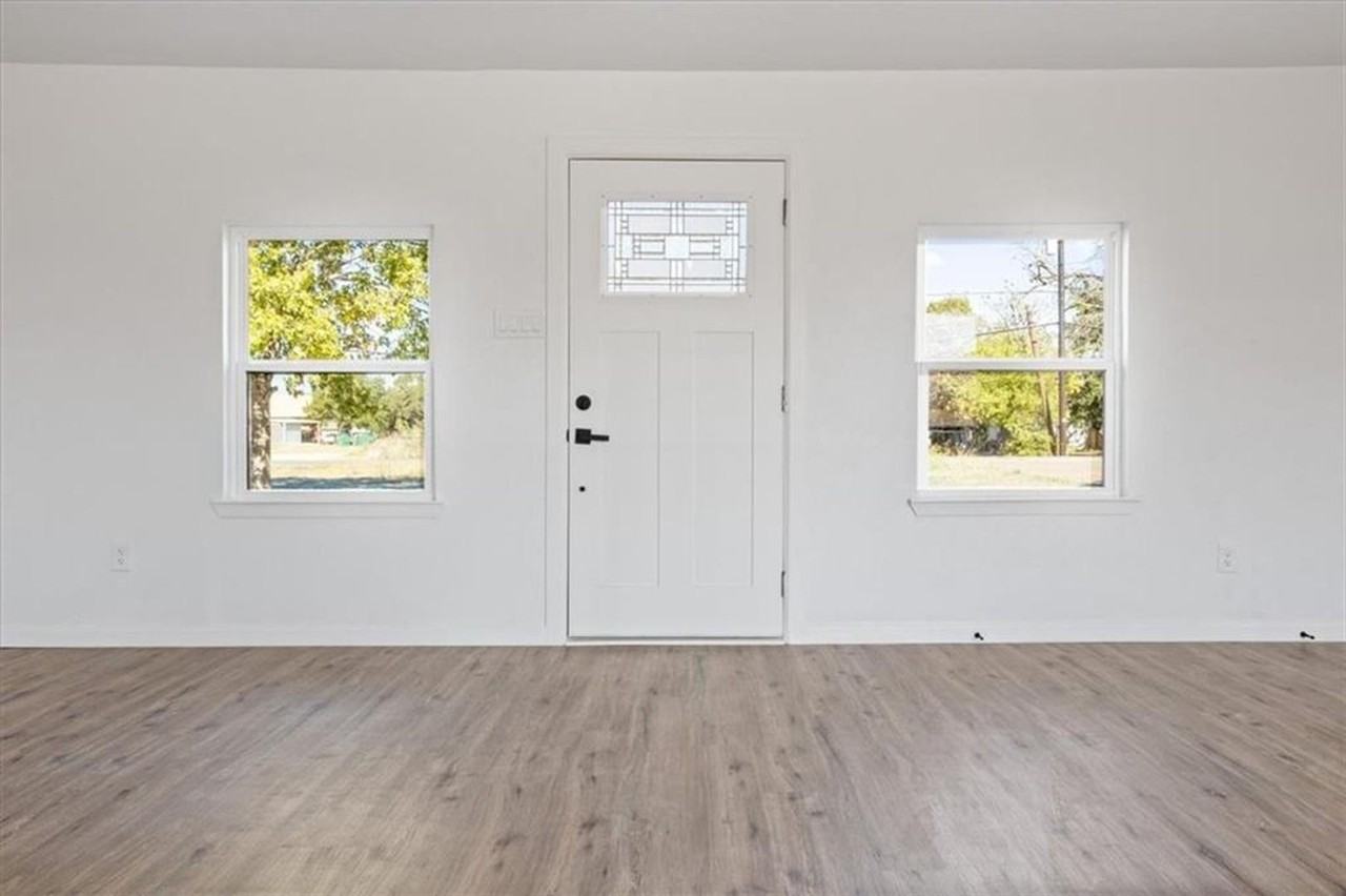 312 W Tate St - Photo 2 of 24