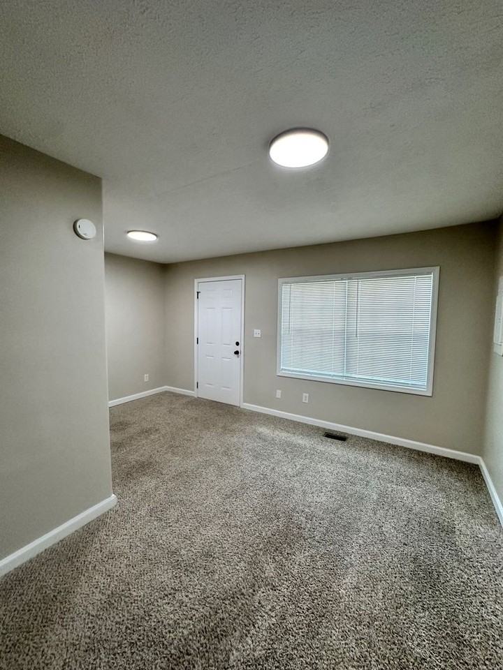 1139 Commerce St - Photo 3 of 13