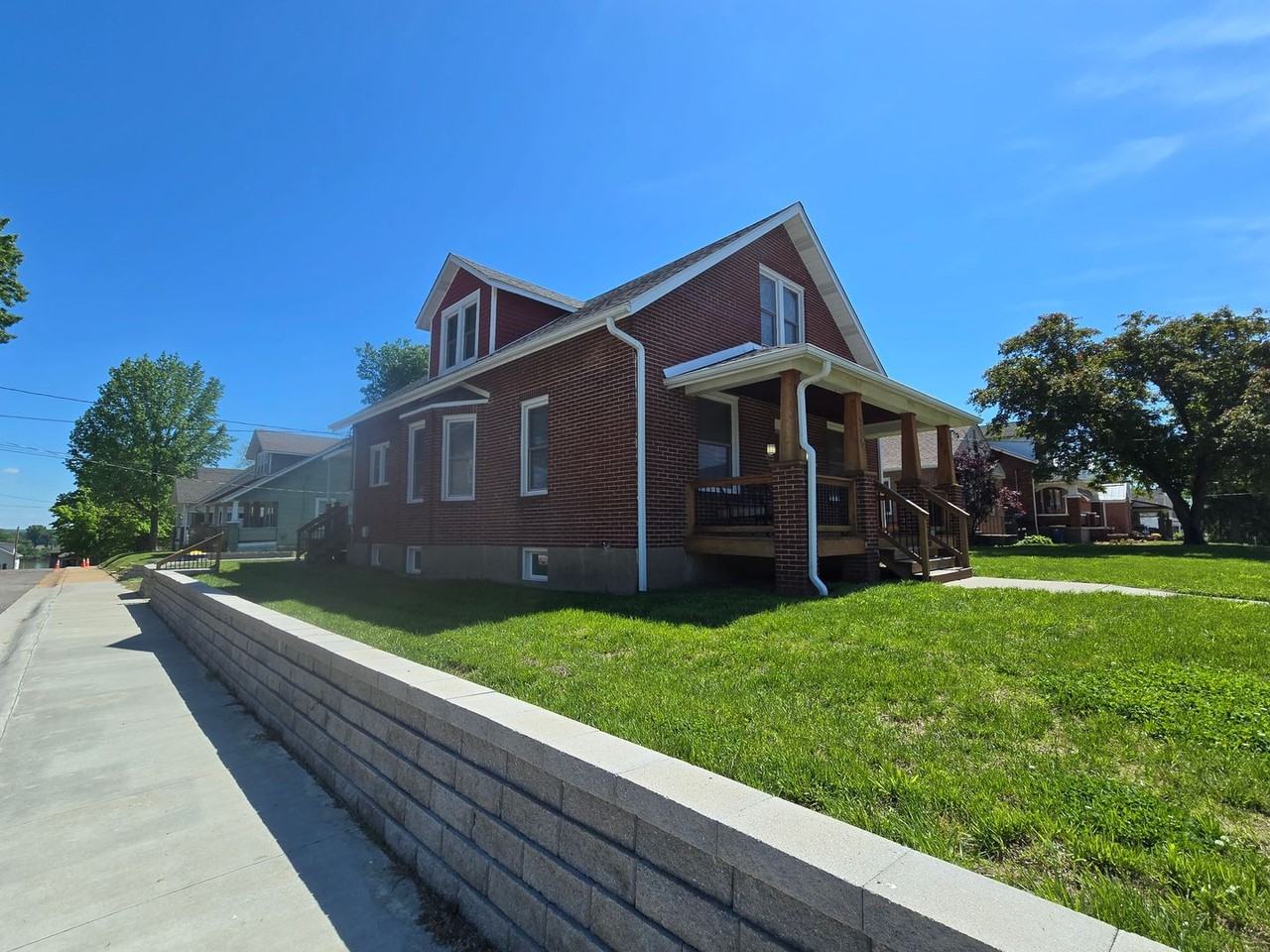 715 W 2nd St - Photo 3 of 37
