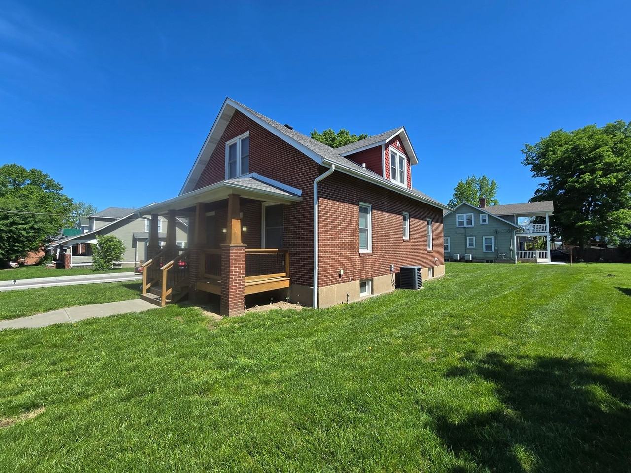 715 W 2nd St - Photo 4 of 37