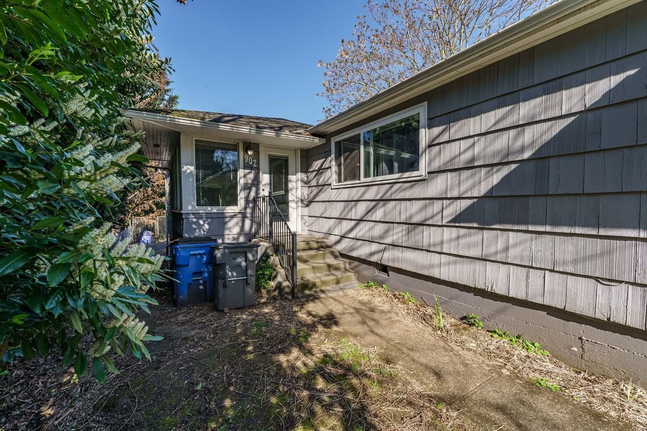 902 Grove St - Photo 3 of 20