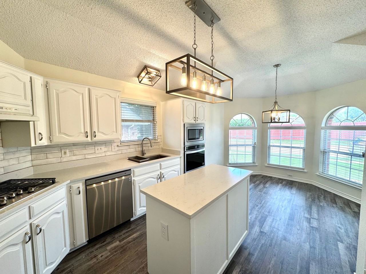 1008 Hopkins Dr - Photo 2 of 10