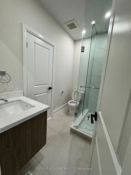 592 Yonge Street - Photo 3 of 13